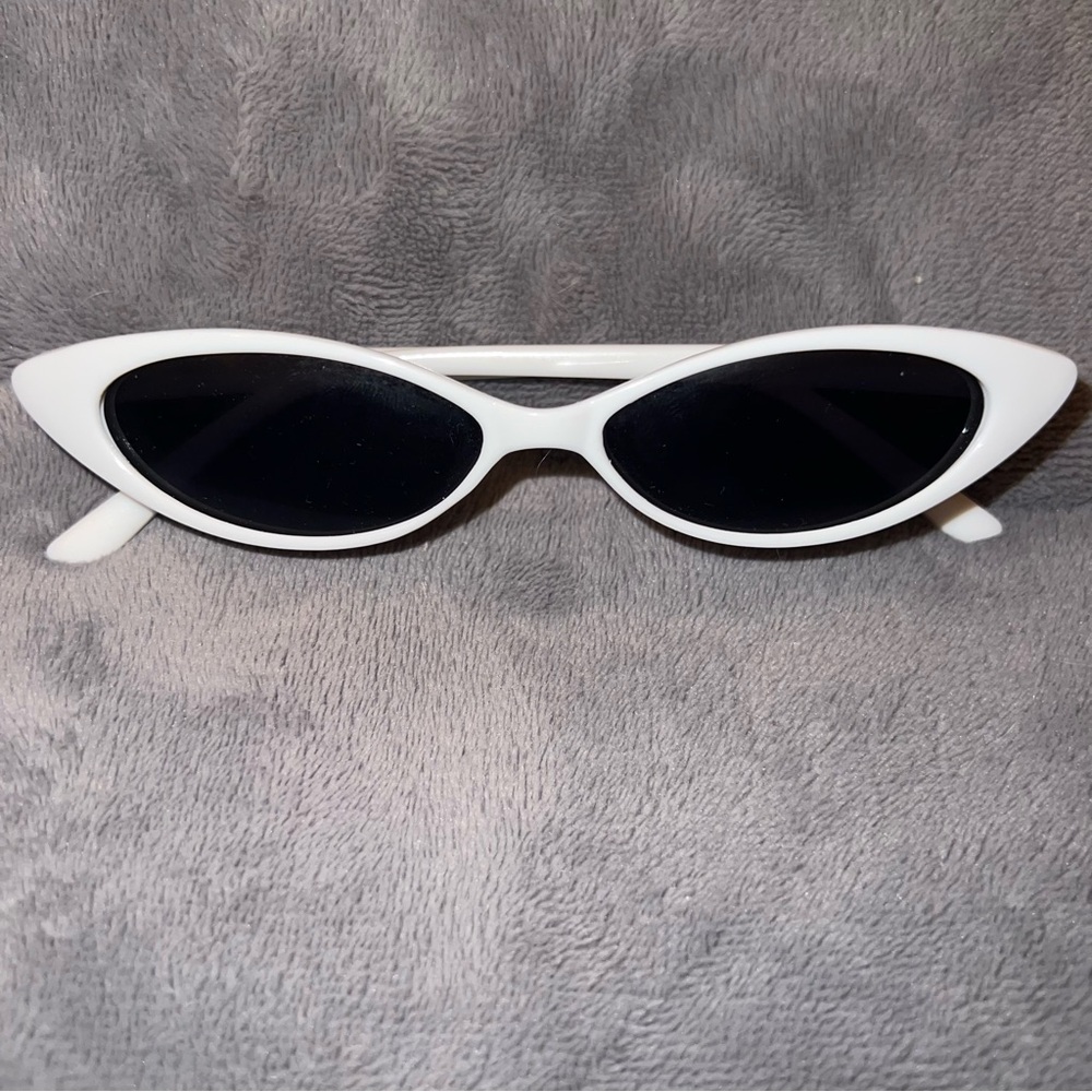 🎉HP🎉 Chic White Cat-Eye Sunglasses